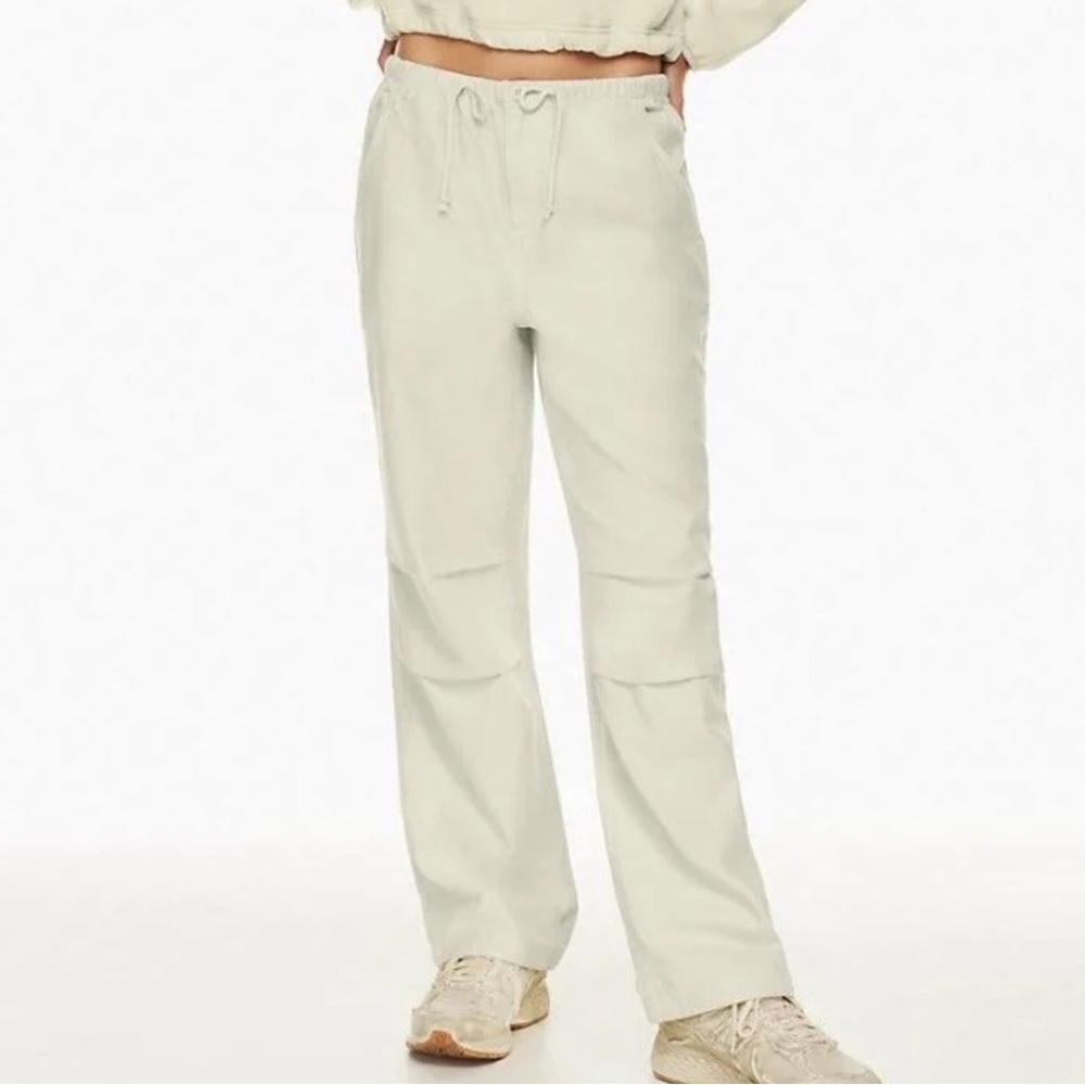 Aritzia Cache Cargo Pant Size Small in Cream / Neutral